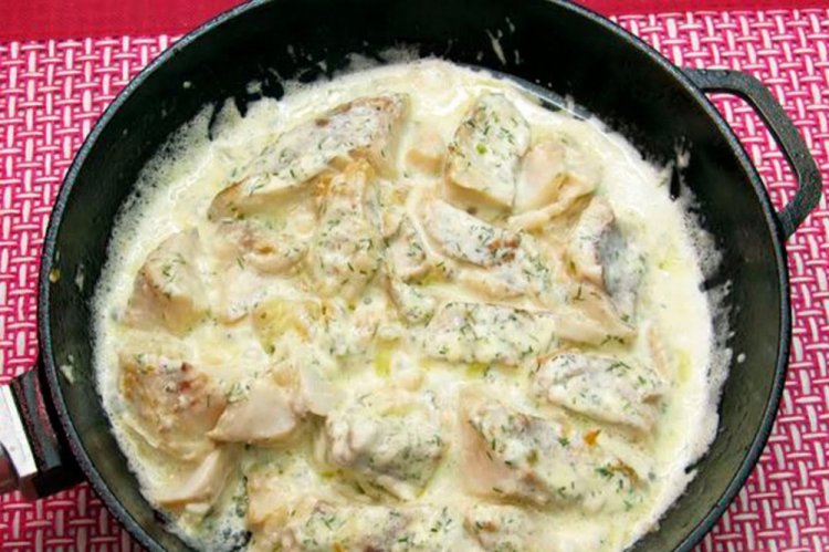 Тушеный минтай в майонезе с зеленью