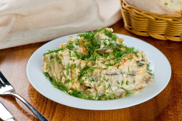 Тушеный минтай с чесноком и тимьяном