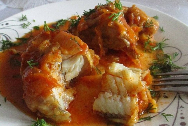 Тушеный минтай в томате