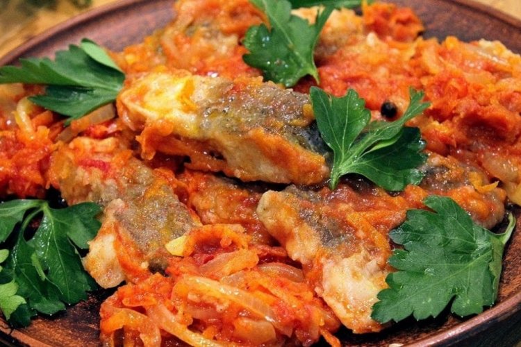 Тушеный минтай в томатном соке