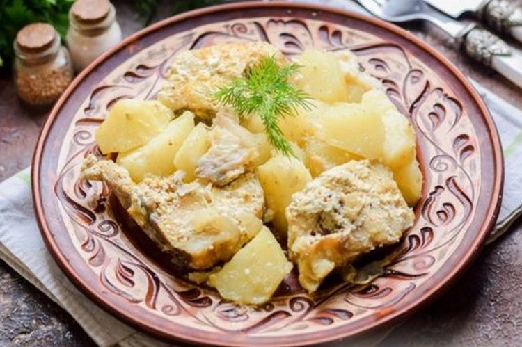 Тушеный минтай с картошкой