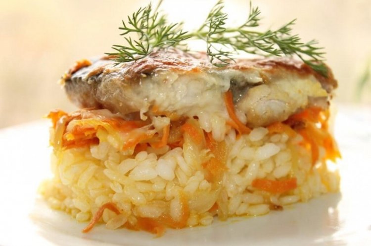 Тушеный минтай с рисом