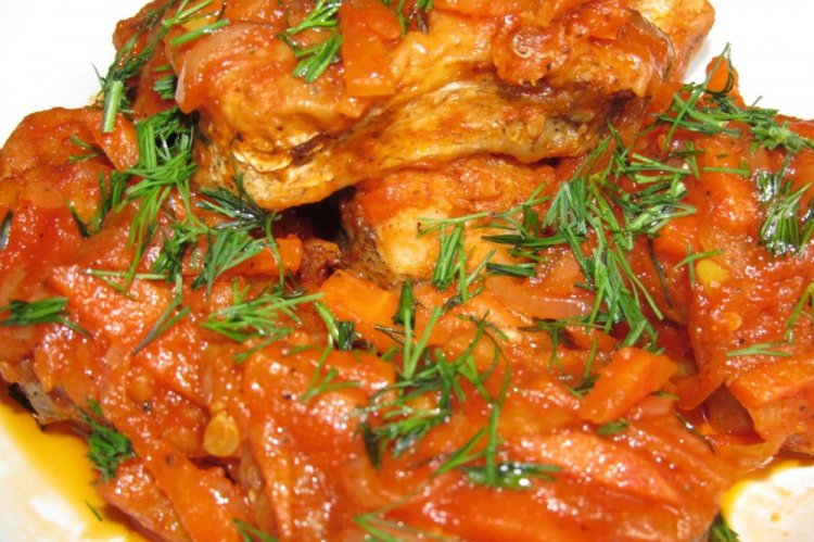 Тушеный минтай с овощами