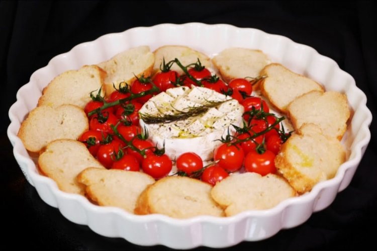 Запеченный сыр Бри с помидорами черри в духовке