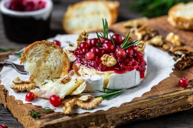 Запеченный сыр Бри с медом и клюквой в духовке