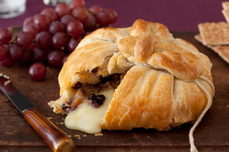 Сыр Бри в слоеном тесте в духовке