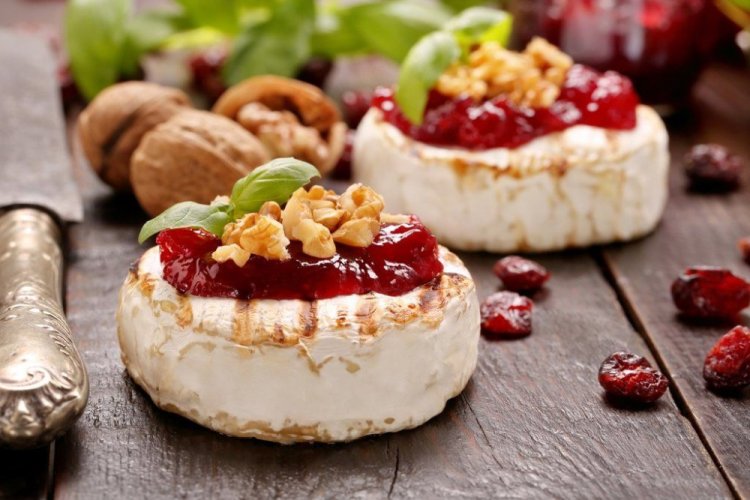 Запеченный сыр Бри с джемом в духовке