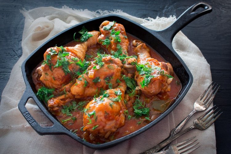 Курица в томатном соусе на сковороде