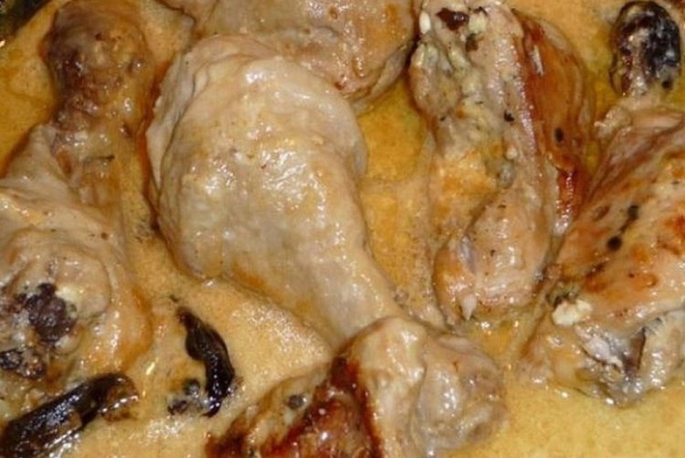 Курица в томатном соусе со сметаной в духовке