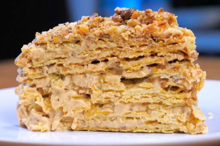 Наполеон из слоеного теста с орехами