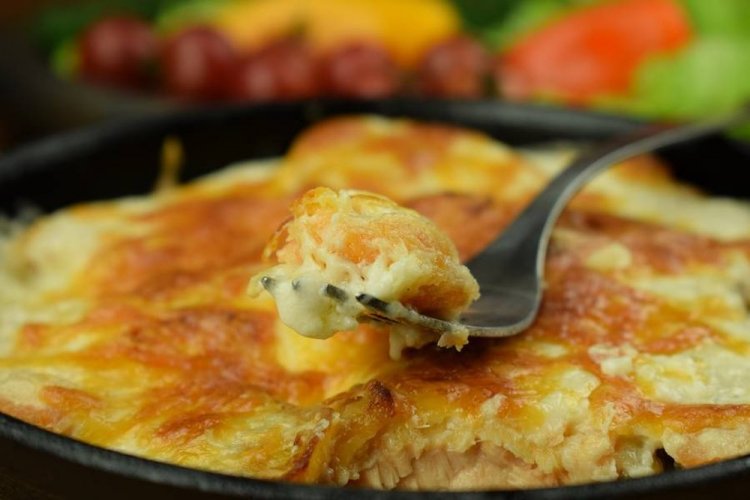 Красная рыба с картошкой и яичной заливкой под сыром