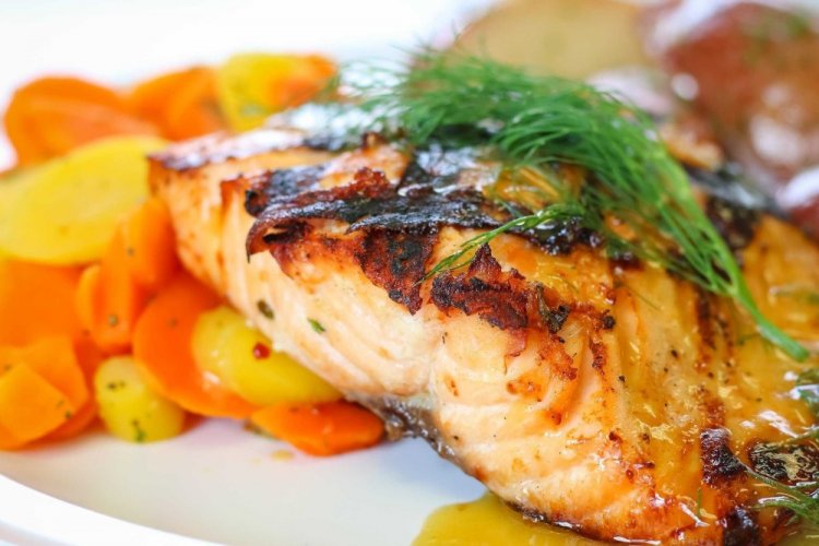 Красная рыба с картошкой и овощами в духовке