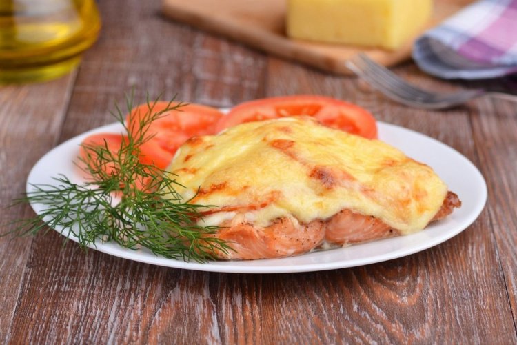 Красная рыба с картошкой, помидорами и майонезом в духовке