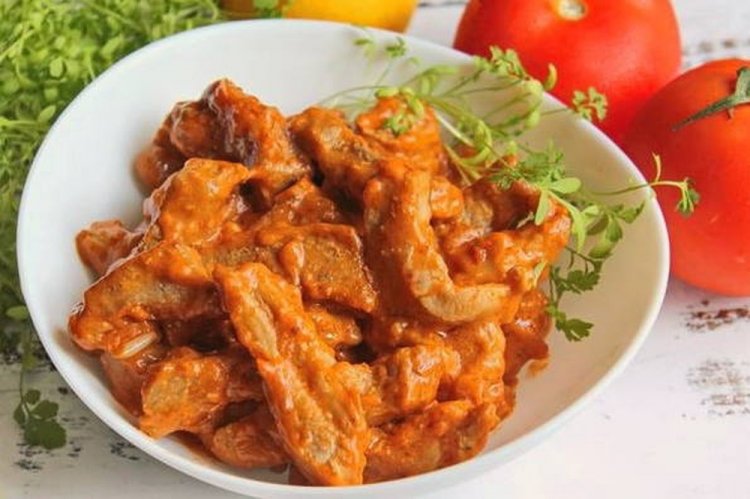 Свинина в сливочном соусе с томатами