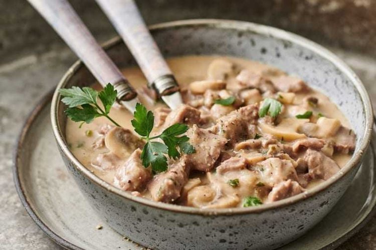Свинина с грибами в сливочном соусе