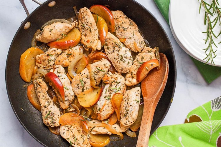 Куриное филе с яблоками в медово-горчичном соусе на сковороде