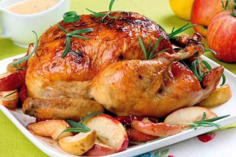 Целая курица с яблоками в медово-горчичном соусе