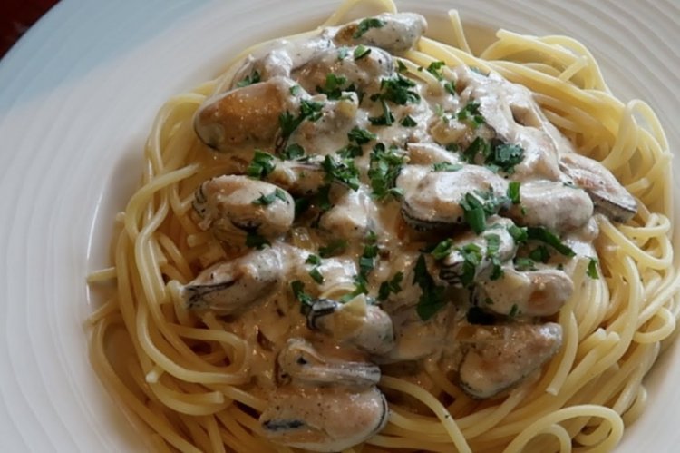 Паста с мидиями и шампиньонами