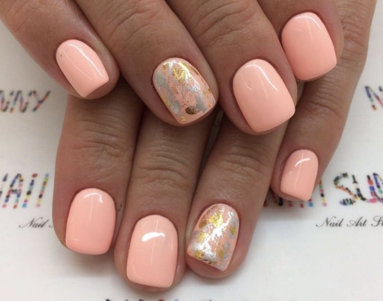 Персиковый летний маникюр 2024