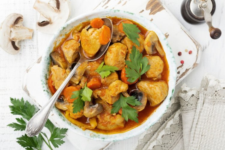 Гуляш из курицы с грибами и подливкой