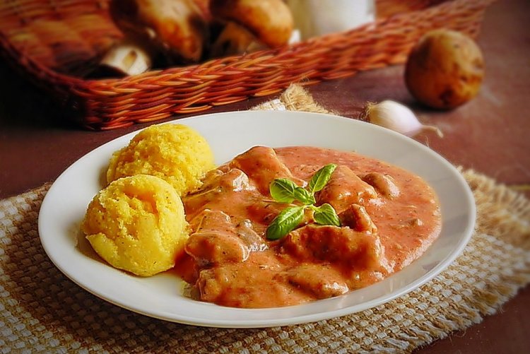 Гуляш из курицы с томатно-сметанной подливкой