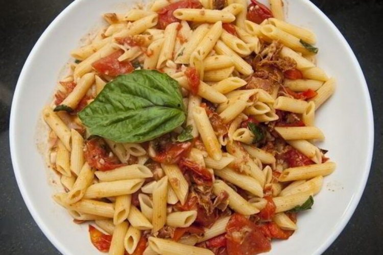 Паста с беконом и помидорами