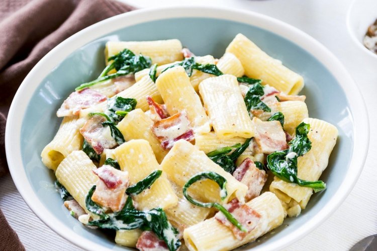 Паста с беконом и шпинатом