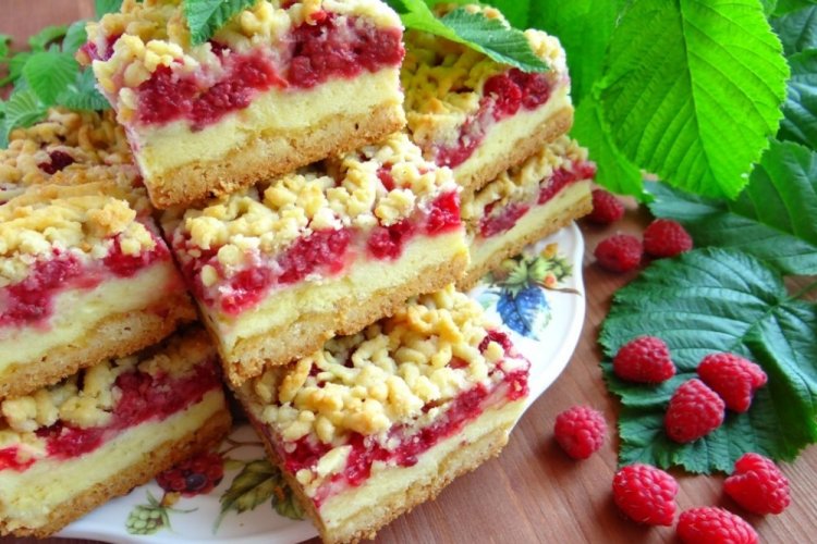 Песочный пирог с творожным сыром и малиной