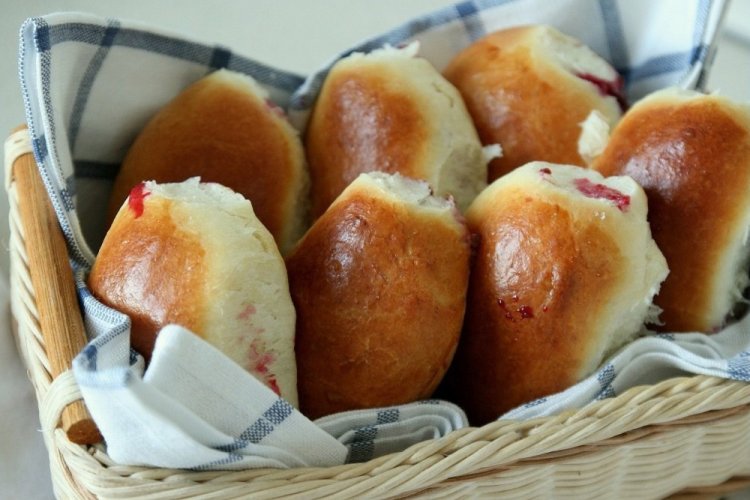 Пирожки с творожным сыром и джемом