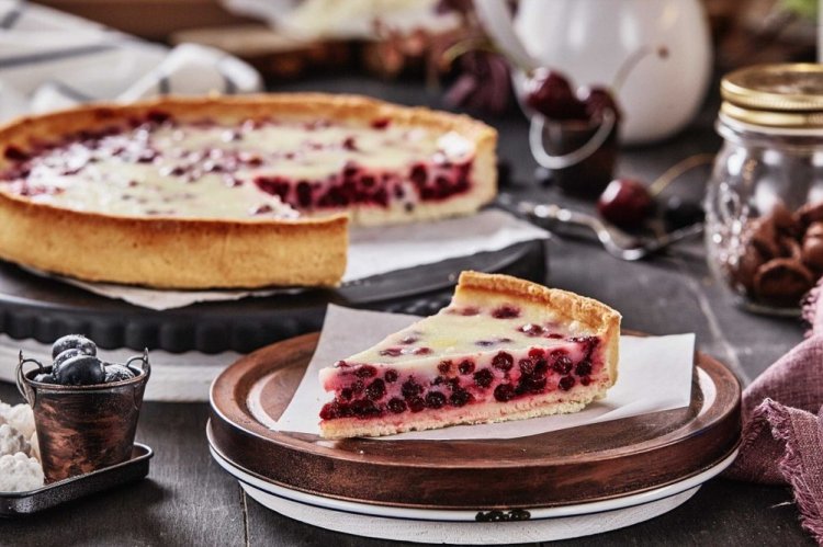 Пирог с яблоками, брусникой и творожным сыром