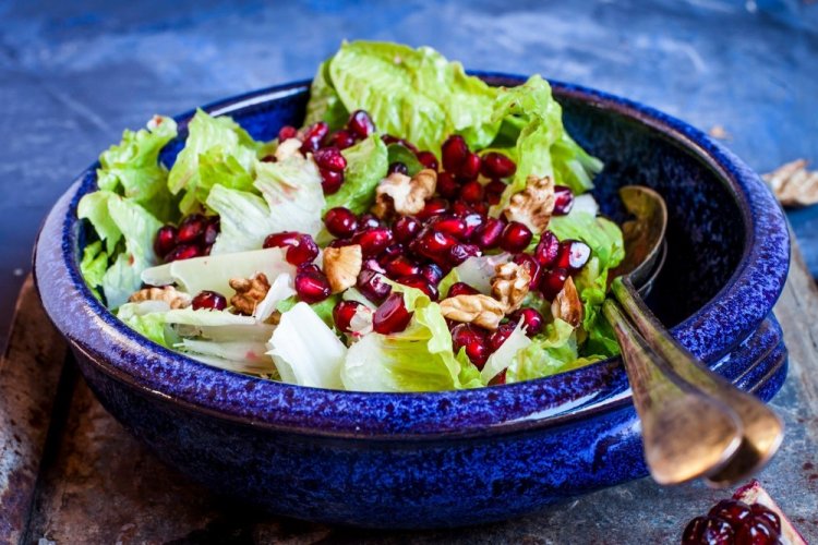 Салат с морковью, пармезаном и гранатом