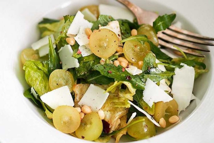 Салат с виноградом и пармезаном