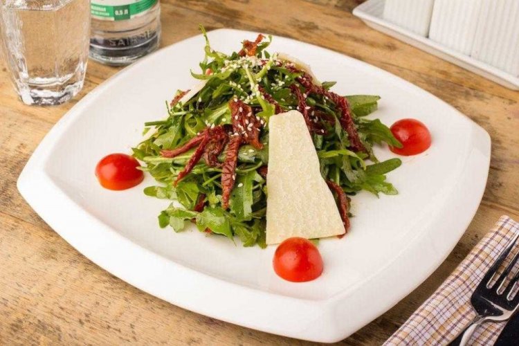 Салат с пармезаном и вялеными помидорами