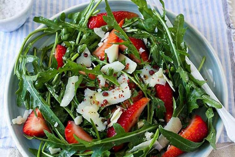 Салат с клубникой, рукколой и пармезаном