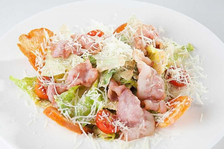 Салат с редиской, беконом и пармезаном