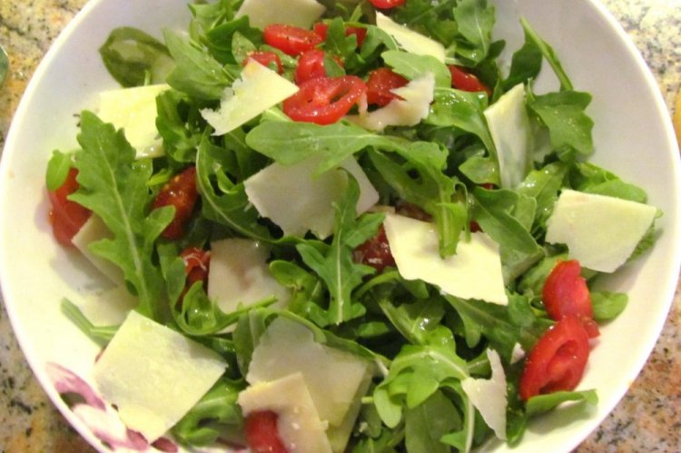 Салат с помидорами и пармезаном