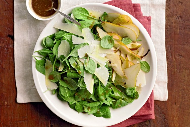 Салат с грушей и пармезаном