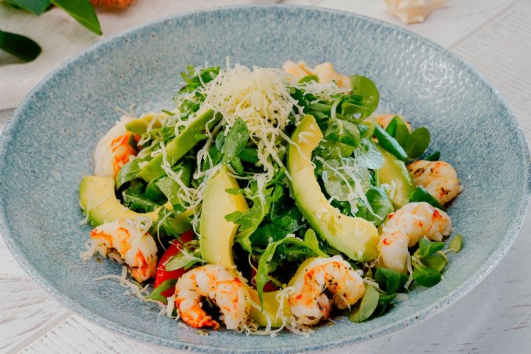 Салат с креветками, авокадо и пармезаном