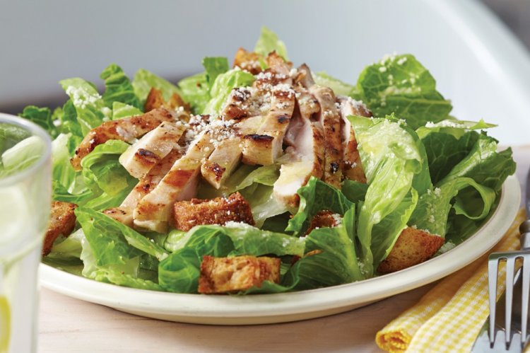 Зеленый салат с курицей и пармезаном