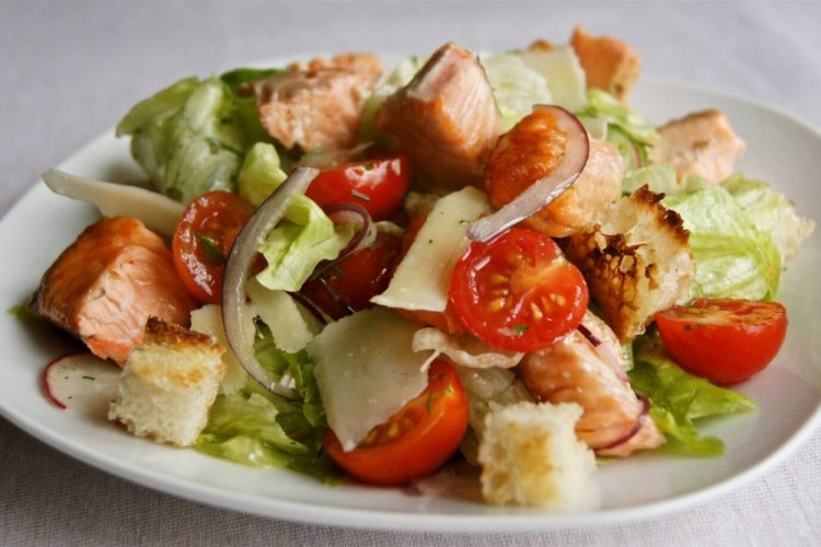 Салат с лососем, помидорами черри и пармезаном