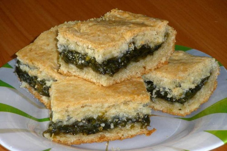 Насыпной пирог со щавелем