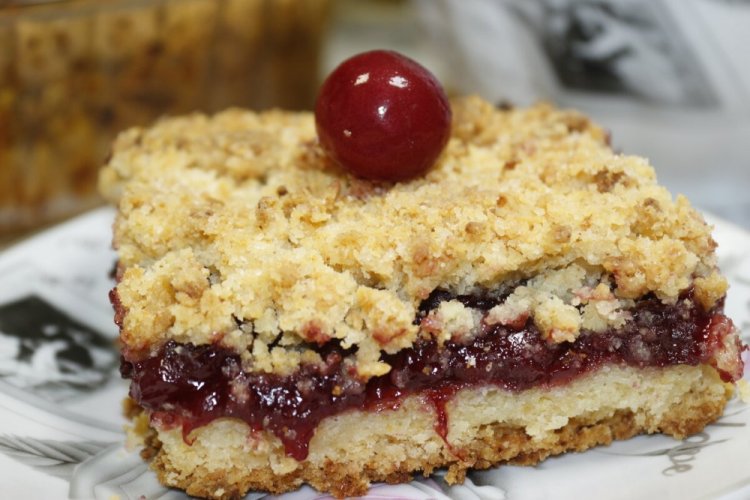 Насыпной пирог с вишней без манки