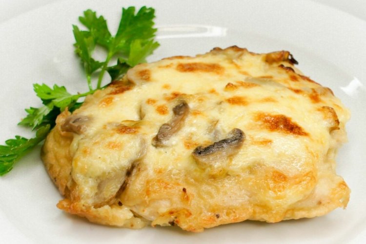 Куриное филе с грибами и сметанным соусом в духовке