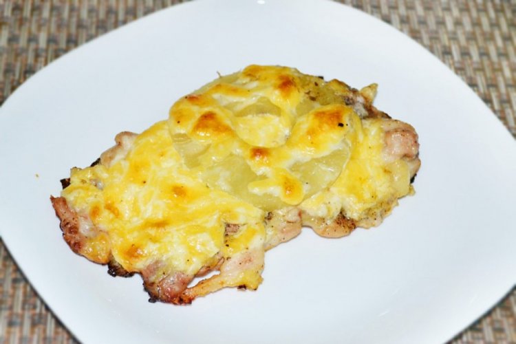 Куриное филе с грибами и ананасами в духовке