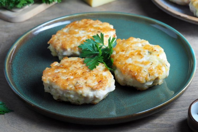 Рубленые куриные котлеты с брынзой
