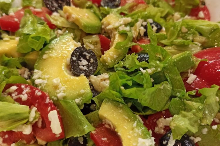 Салат с авокадо и брынзой