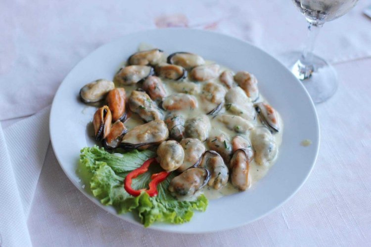 Мидии в сливочно-чесночном соусе на сковороде