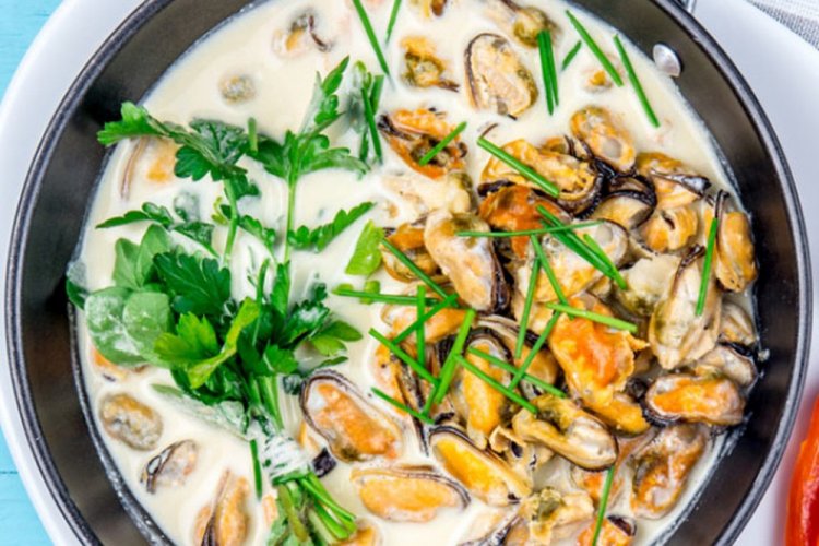 Мидии в сливочно-чесночном соусе с сыром и зеленью