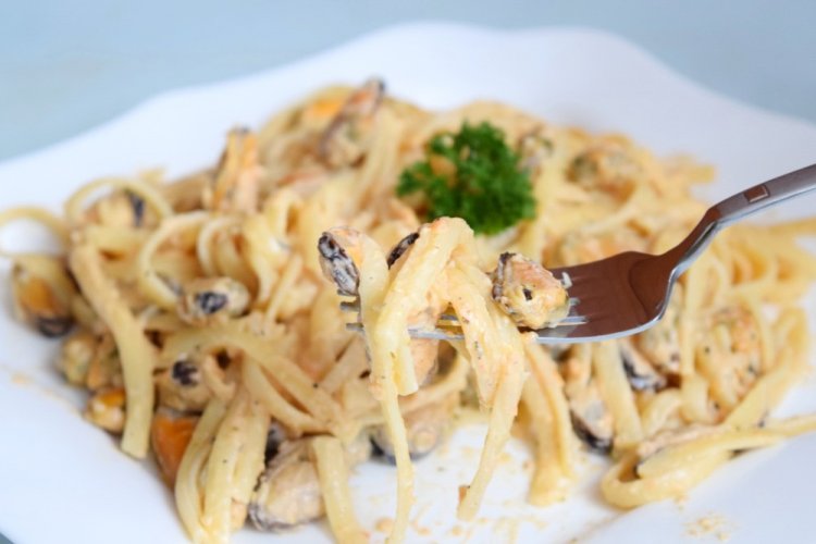 Паста с мидиями в сливочно-чесночном соусе