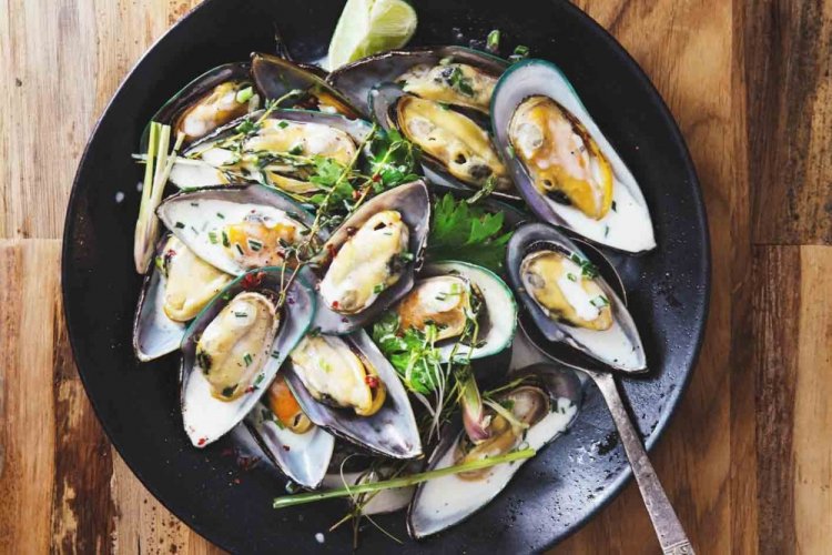 Мидии в сливочно-чесночном соусе с белым вином и карри